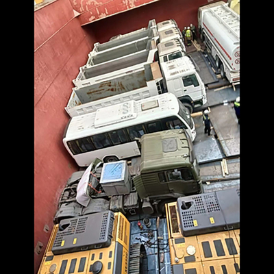 Des agents de dédouanement du fret maritime de Chine vers l'Indonésie